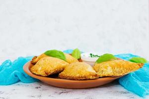 gebackene Empanadas auf weißem Hintergrund foto