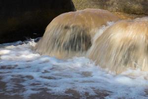 starkes Wasserüberlaufrohr. foto