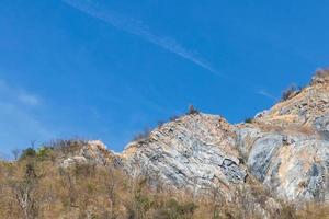 Gipsfelsen mit blauem Himmel. foto