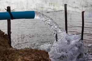 Wasserabflussrohr in der Flut. foto