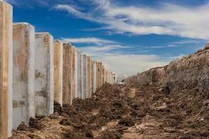 Betonpfeiler Wassererosion Boden. foto