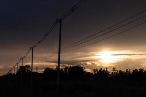 Strommasten am Abend auf dem Land. foto