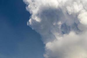 abstrakte weiße Wolken mit blauem Himmel foto