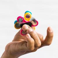 bunte Spinner in den Fingern. foto