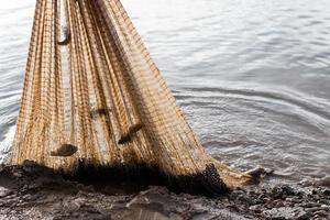 Fischnetzfang in der Nähe von Ton. foto