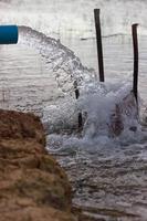 Wasserabflussrohr in der Flut. foto