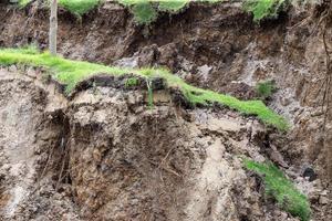 Erdrutsch zusammengebrochen mit Gras. foto