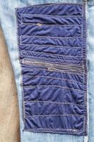 Patchwork-Denim aus blauem Stoff. foto