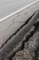 seitencrash rissige asphaltstraße brach zusammen. foto