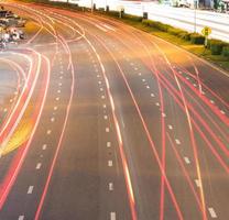 Viele Autolichter auf der Straße. foto