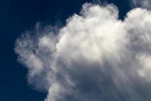 abstrakte weiße Wolken mit blauem Himmel foto