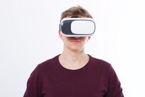 junger Mann mit Virtual-Reality-Brille isoliert auf weißem Hintergrund. vr-konzept und kopierraum. foto