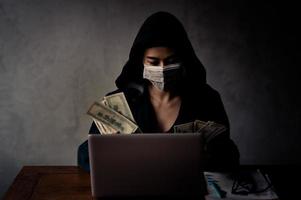 Junge asiatische Hacker finden persönliche Informationen im Internet und machen damit illegal Geld foto