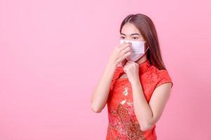 Chinesische junge Schönheiten empfehlen die Verwendung von Gesichtsmasken, um Staubverschmutzung und Virusinfektionen in der Luft zu verhindern foto