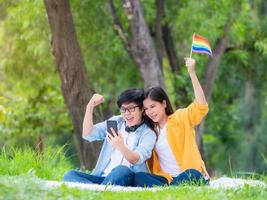 asiatische weibliche paare zeigen ihr lgbt-zeichen mit freude und glück, nachdem sie gute nachrichten erhalten haben foto