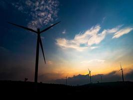 Viele Windkraftanlagen befinden sich auf dem Hügel, um saubere Energie zu erzeugen, die in der Stadt genutzt wird foto