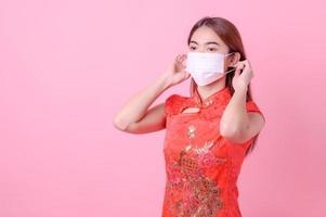 Chinesische junge Schönheiten empfehlen die Verwendung von Gesichtsmasken, um Staubverschmutzung und Virusinfektionen in der Luft zu verhindern foto