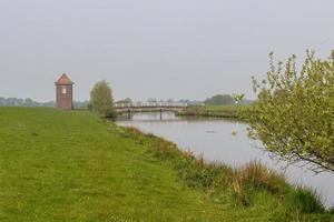 Fluss mit Brücke und kleinem Turm foto