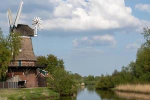 Fluss mit Windmühle foto