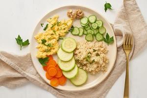 Ausgewogenes glutenfreies Essen, brauner Reis, Zucchini mit Rührei, Dash-Fodmap-Diät foto