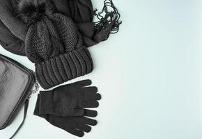 flach lag Winter oder Herbst warme Damen Accessoires - schwarzer Strickschal, Mütze, foto