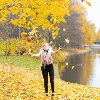 Jugendliebeskonzept. süßes junges blondes Mädchen foto