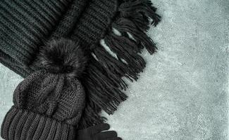 flach lag Winter oder Herbst warme Damen Accessoires - schwarzer Strickschal, Mütze, foto