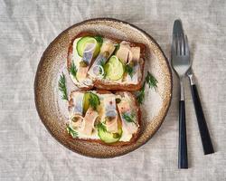 hering smorrebrod - traditionelle dänische sandwiches. schwarzes Roggenbrot mit Hering foto