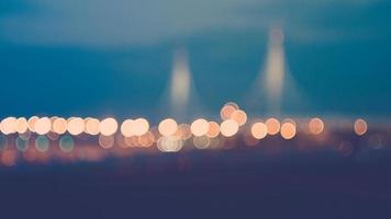 Lichter der Nachtstadt Bokeh aus dem Licht der Scheinwerfer von Autos, Brücken, Himmel, Straße, Lichtern
