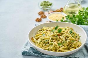 Pesto Pasta Bavette mit Walnüssen, Petersilie, Knoblauch, Nüssen, Olivenöl. Seitenansicht