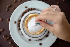 Frau trinkt Couchtisch. Frauen im Café. foto