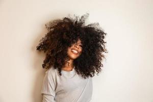 Schönheitsporträt einer afroamerikanischen Frau mit Afro-Frisur und Glamour-Make-up. brasilianische Frau. gemischtrassig. Lockige haare. Frisur. weißer Hintergrund. foto