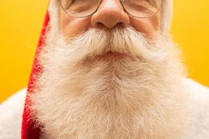 Nahaufnahme von Santa's Bart. großer natürlicher weißer Bart. foto