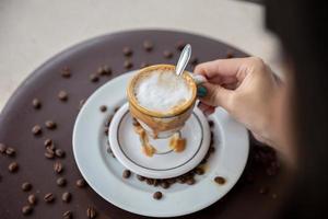 Frau trinkt Couchtisch. Frauen im Café. foto