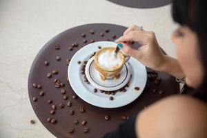 Frau trinkt Couchtisch. Frauen im Café. foto