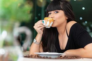 Frau trinkt Couchtisch. Frauen im Café. foto