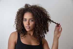 Schönheitsporträt einer afroamerikanischen Frau mit Afro-Frisur und Glamour-Make-up foto