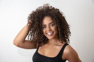 Schönheitsporträt einer afroamerikanischen Frau mit Afro-Frisur und Glamour-Make-up foto