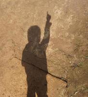 der Schatten eines Kindes an einem sonnigen Morgen foto