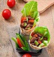 Tortilla-Wraps mit Fleisch und frischem Gemüse foto