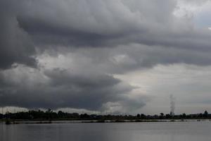 Wolken über den überschwemmten Reisfeldern. foto