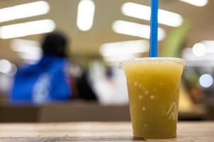 Nahaufnahme eines mit frisch gekühltem Zuckerrohrsaft gefüllten Plastikbechers. foto