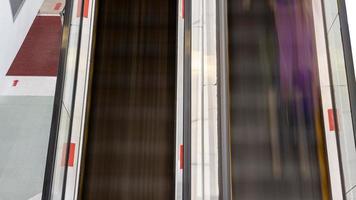 ein Nahaufnahmehintergrund von der Spitze einer sich schnell auf und ab bewegenden Rolltreppe. foto