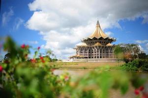 kuching, sarawak, malaysia, 2010 - erstaunlicher blick auf das neue gebäude der gesetzgebenden versammlung des staates sarawak neben dem fluss sarawak in der stadt kuching foto