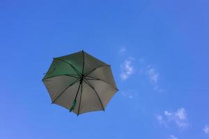eine Nahaufnahme von unten, ein wunderschöner Schirm aus undurchsichtiger Bronze, der frei schwebt. foto