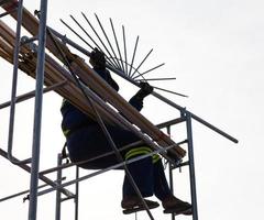 Silhouette Arbeiter auf dem Gerüst. foto