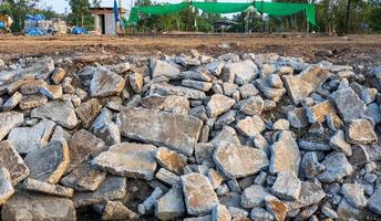 Sicht auf die Trümmer vieler großer Betonblöcke wurde durch den Abbruch von Straßen gewonnen. foto