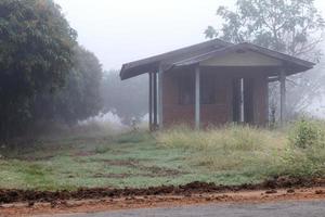 Nebel bedecktes verlassenes Haus. foto