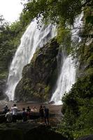 menschen mit hohem wasserfall. foto