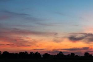 Sonnenaufgang Wolken ländlichen Himmel. foto